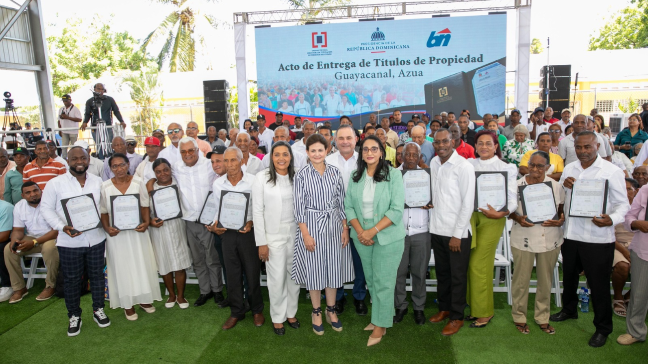 Raquel Peña entrega 450 títulos de propiedad a familias de Guayacanal, Azua