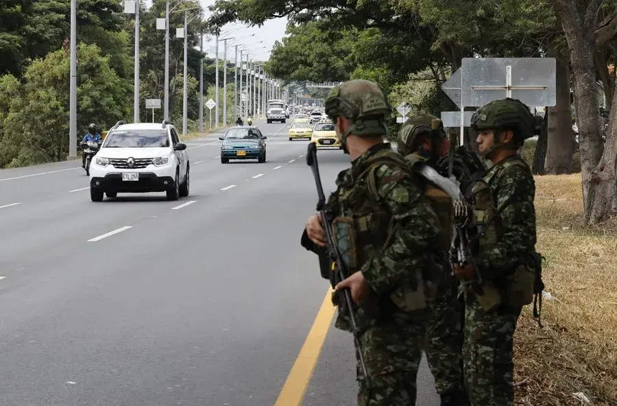 Colombia registra varios ataques con explosivos a un día de la investidura de De la Espriella, que dejan un policía muerto