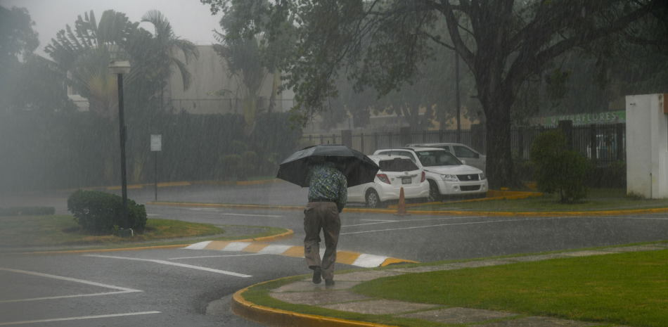 Onda tropical y vaguada provocarán fuertes aguaceros en varias provincias