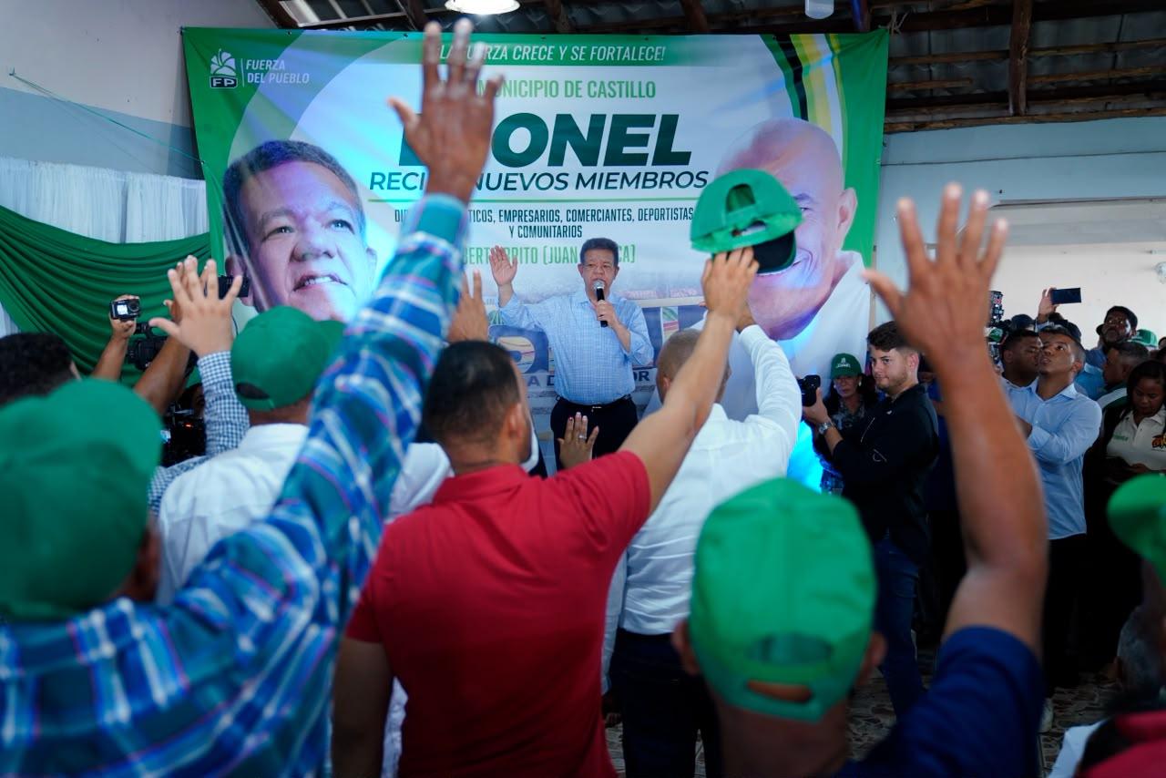 Leonel juramenta exalcalde del PRM en Castillo y asegura que el Gobierno le tira “al cuello y a los bolsillos del pueblo”