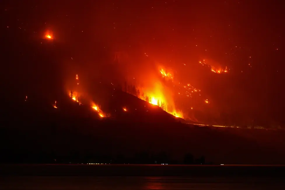 Incendios arrasan el oeste de Canadá y EEUU y obligan a evacuar a miles