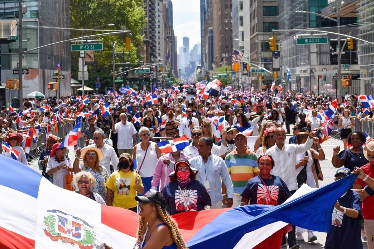 Orgullo dominicano desborda la Sexta Avenida y corona su fiesta en el Empire State