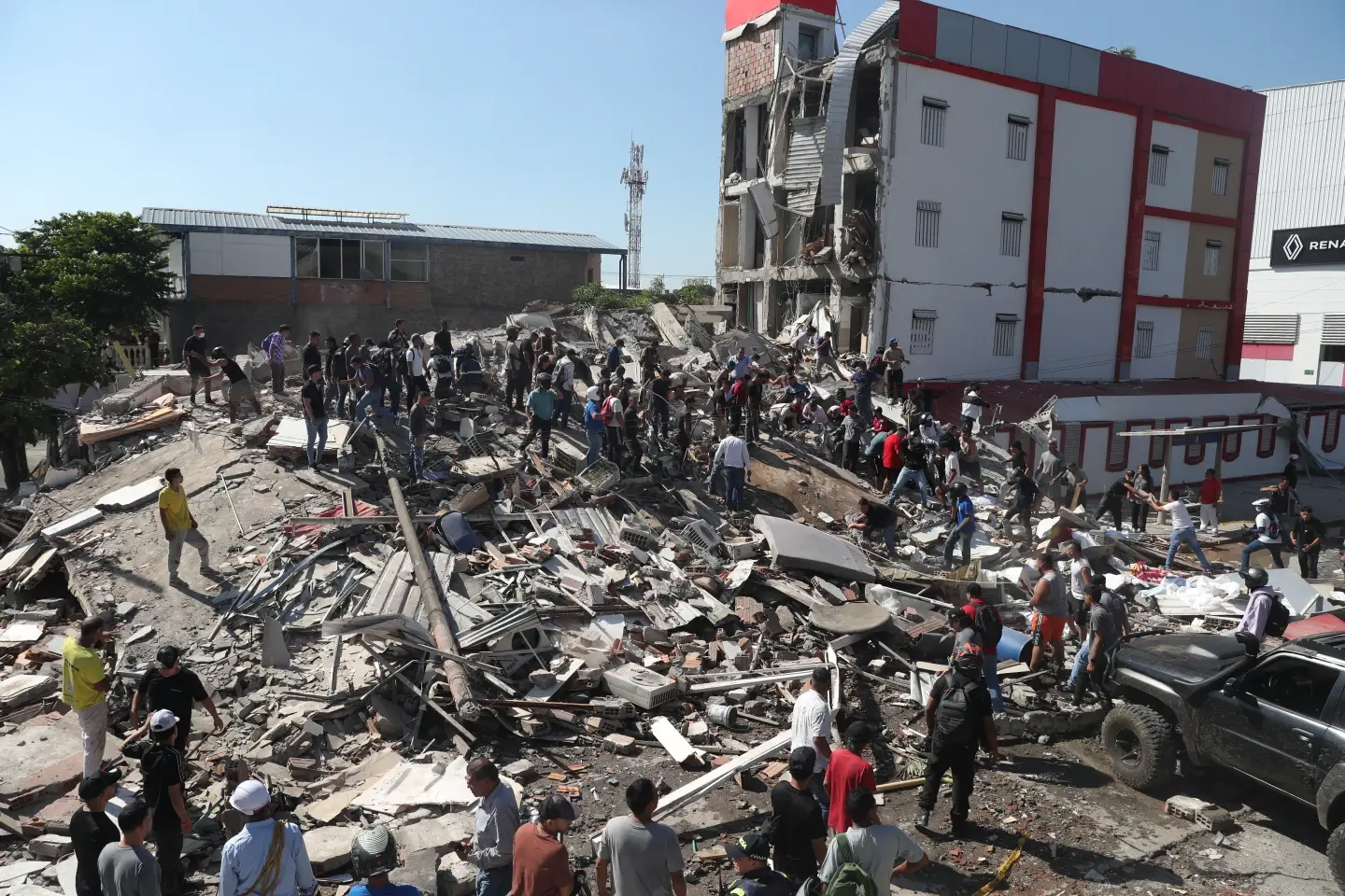 Terremoto de magnitud 7,4 deja al menos 111 muertos y gran destrucción en Colombia
