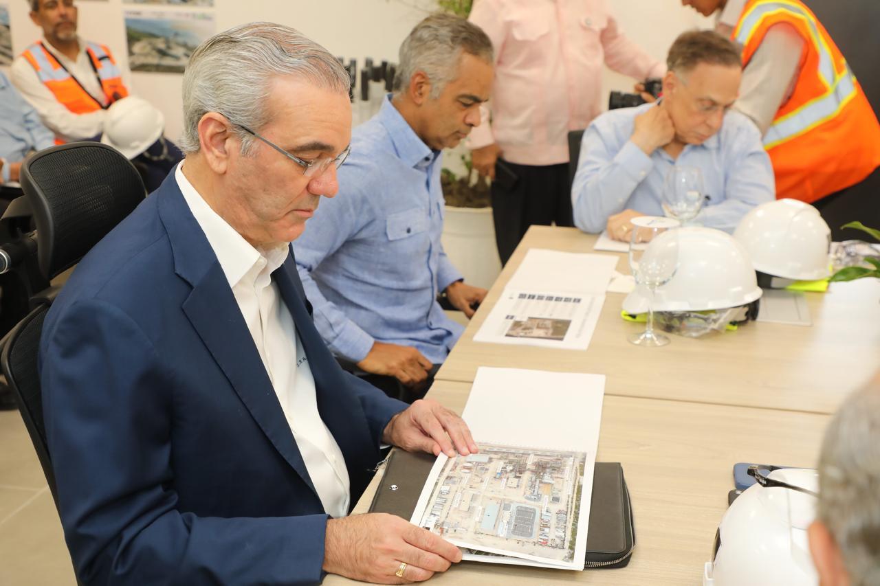 Abinader inspecciona construcción de planta de 467 MW en Boca Chica; obra está avanzada en un 92 %