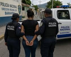 Condenan a tres años de prisión a mujer que estafó a maestros en Barahona