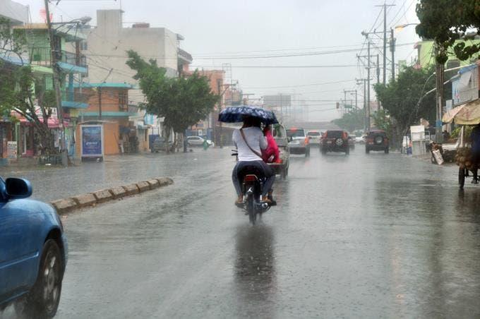 Onda tropical y vaguada provocarán aguaceros y tormentas eléctricas este miércoles