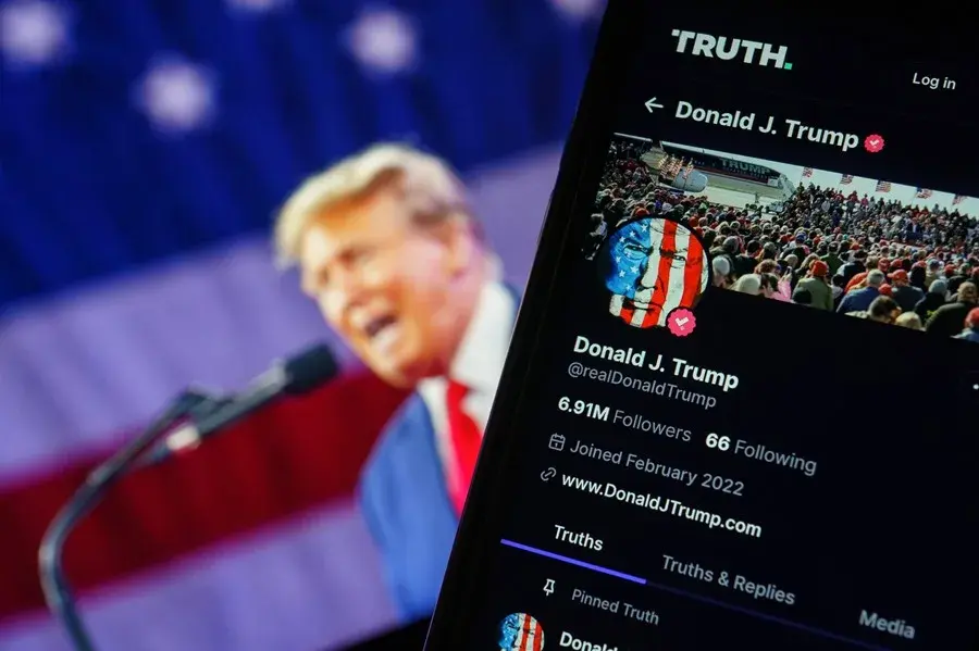 Demandan a Donald Trump por vender el acceso rápido a mensajes en su red social Truth Social