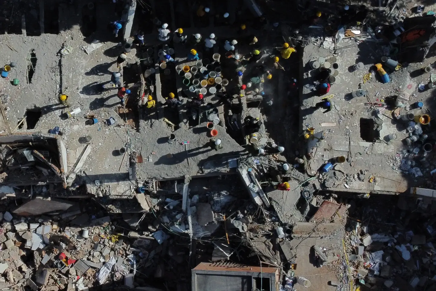 Respuesta al terremoto pone a prueba al nuevo gobierno de Colombia y a rescatistas