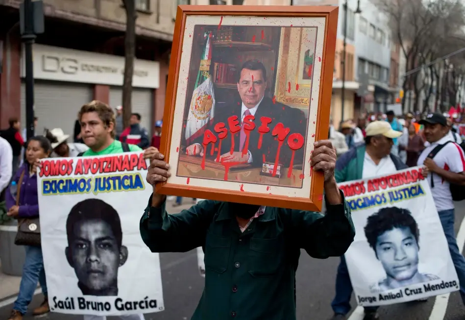 Juez ordena procesar a exgobernador de Guerrero por la desaparición de 43 estudiantes en México