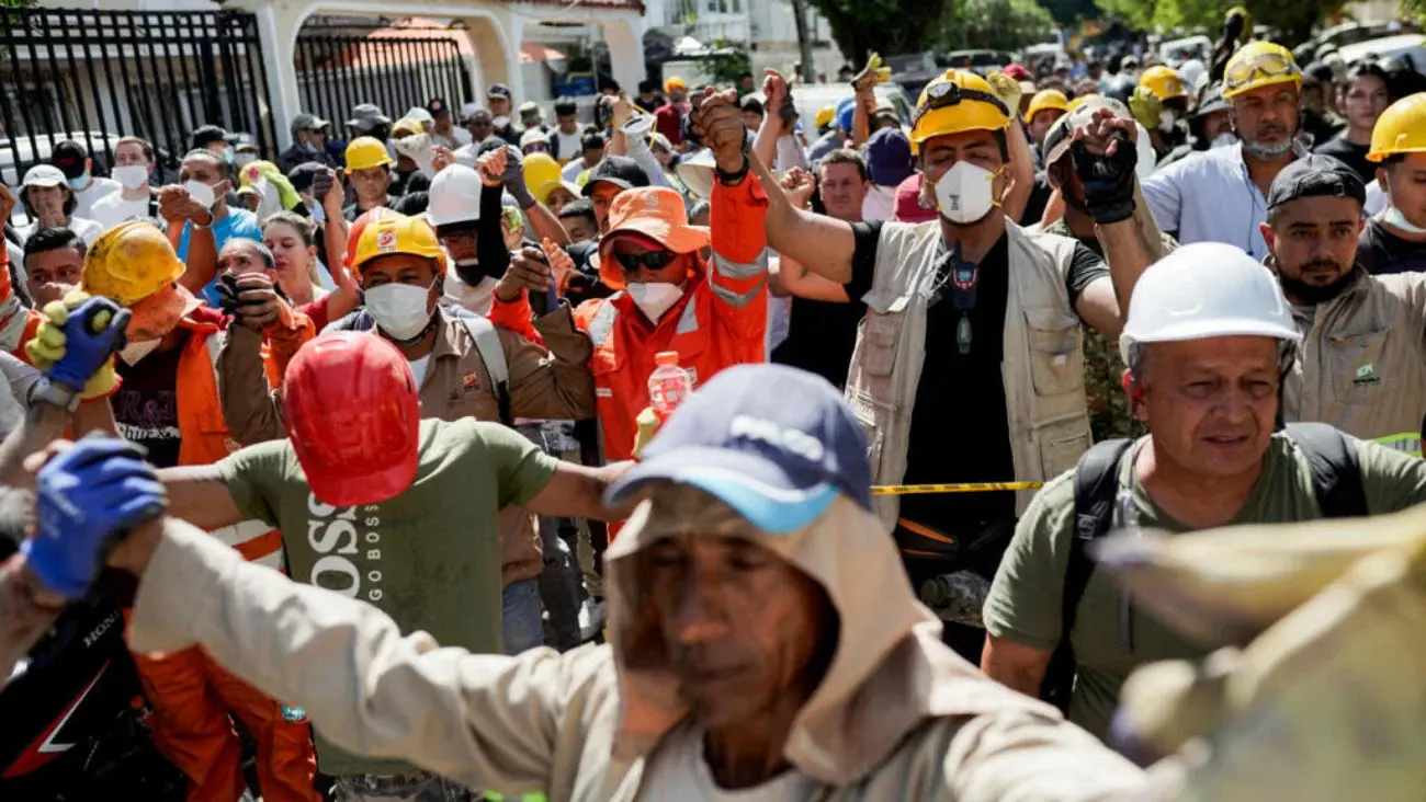Señales de vida entre los escombros mantienen la esperanza tras devastador terremoto en Colombia