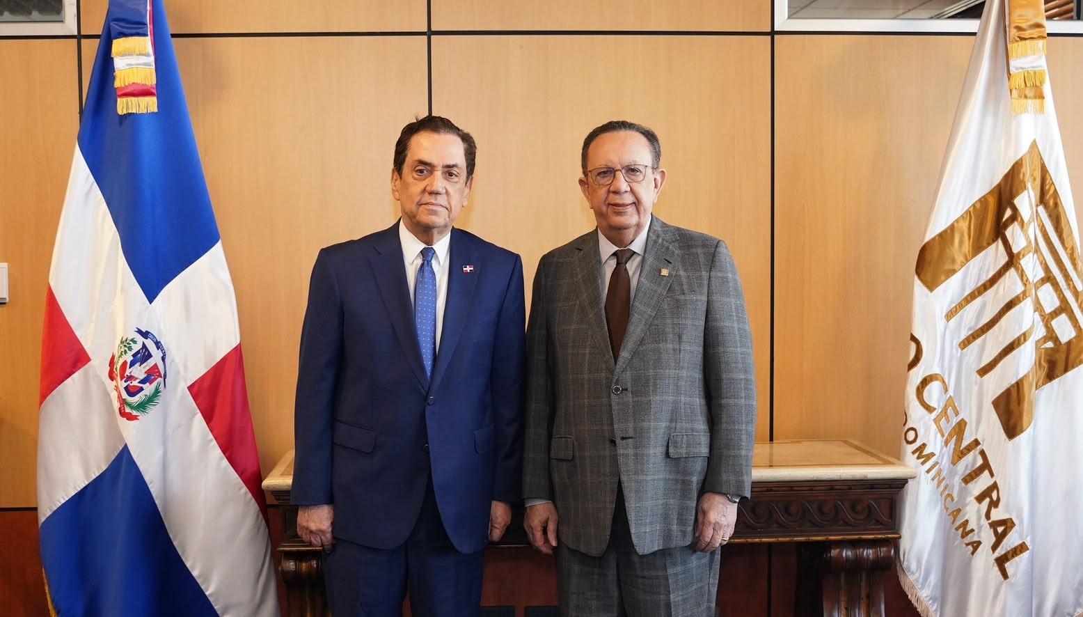Valdez Albizu recibe a Tony Raful y estudiantes dominicanos meritorios en España