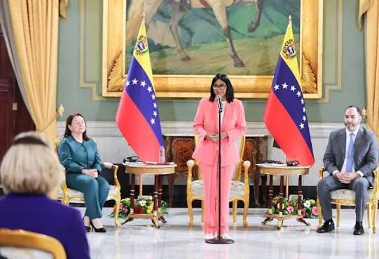 Venezuela firma acuerdos con empresas energéticas de Reino Unido, EUA y Qatar para producir gas