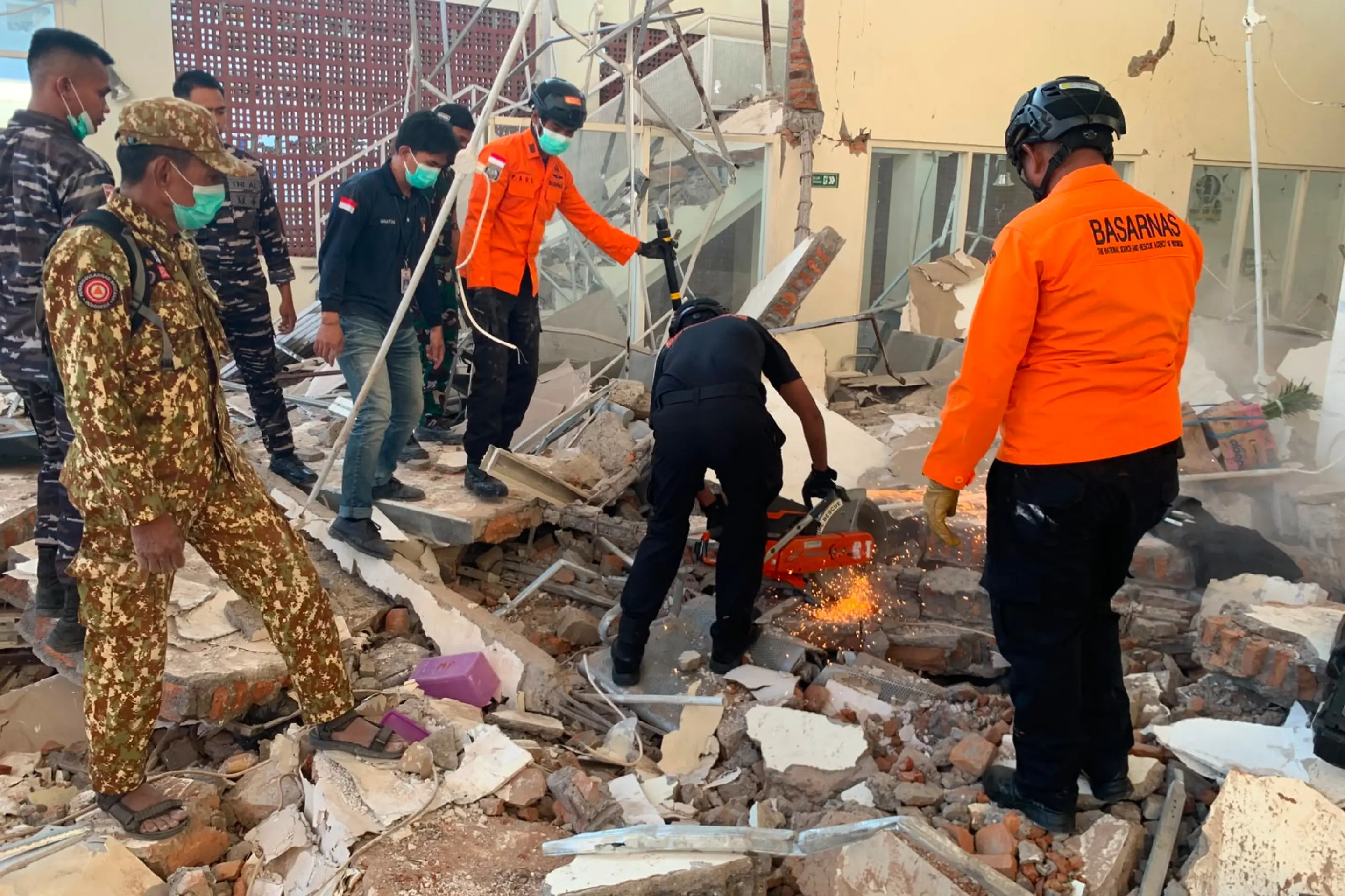 Suben a 47 los muertos tras un terremoto de magnitud 7,7 en Indonesia