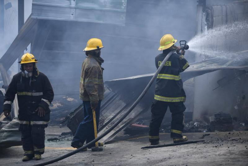 Incendio destruye los tres niveles de Plaza Oasis en Hacienda Estrella; no se reportan víctimas