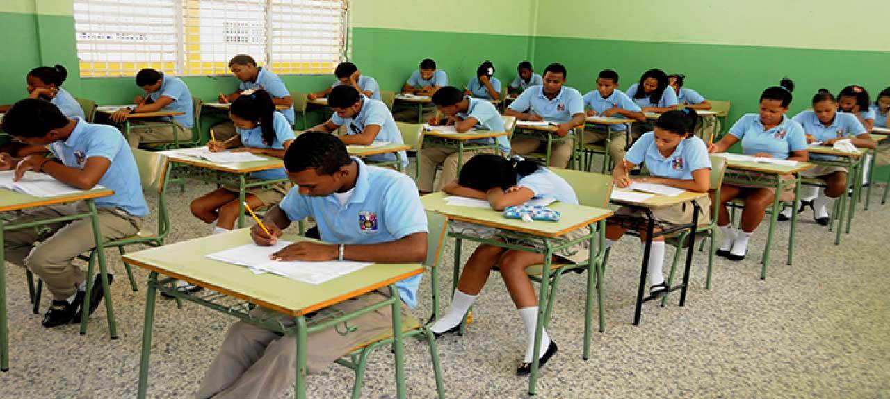 Educación cifra en 9,000 los alumnos sin cupo y contradice a la ADP, que advierte sobre 474,000