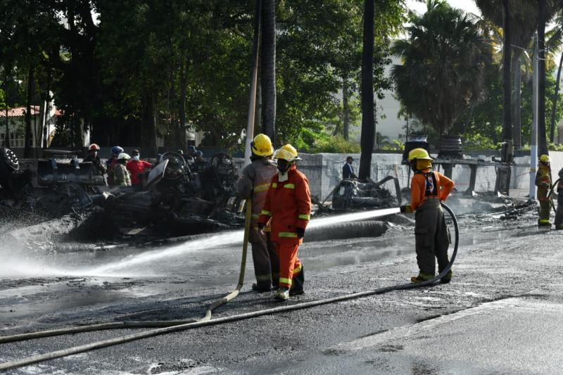 Dos muertos y un herido tras explosión de camión tanquero en el Malecón de Santo Domingo