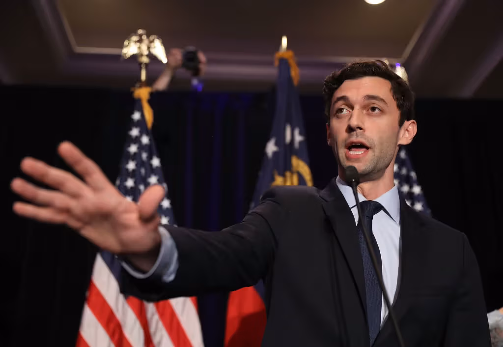 Comentario del senador Ossoff sobre asistente de Trump desata ofensiva republicana