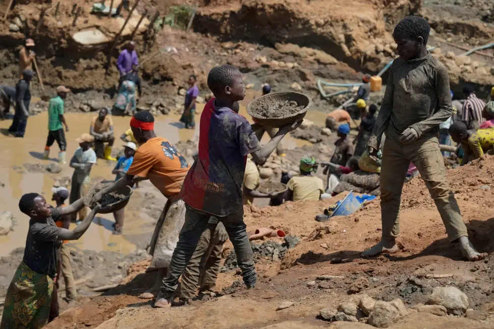 Mineros itinerantes y pobreza dificultan frenar el acelerado brote de ébola en el este del Congo