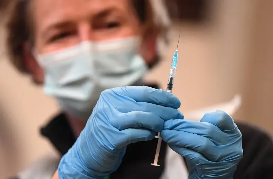 Moderna y Merck se disparan en Wall Street tras resultados prometedores de vacuna contra cáncer de piel