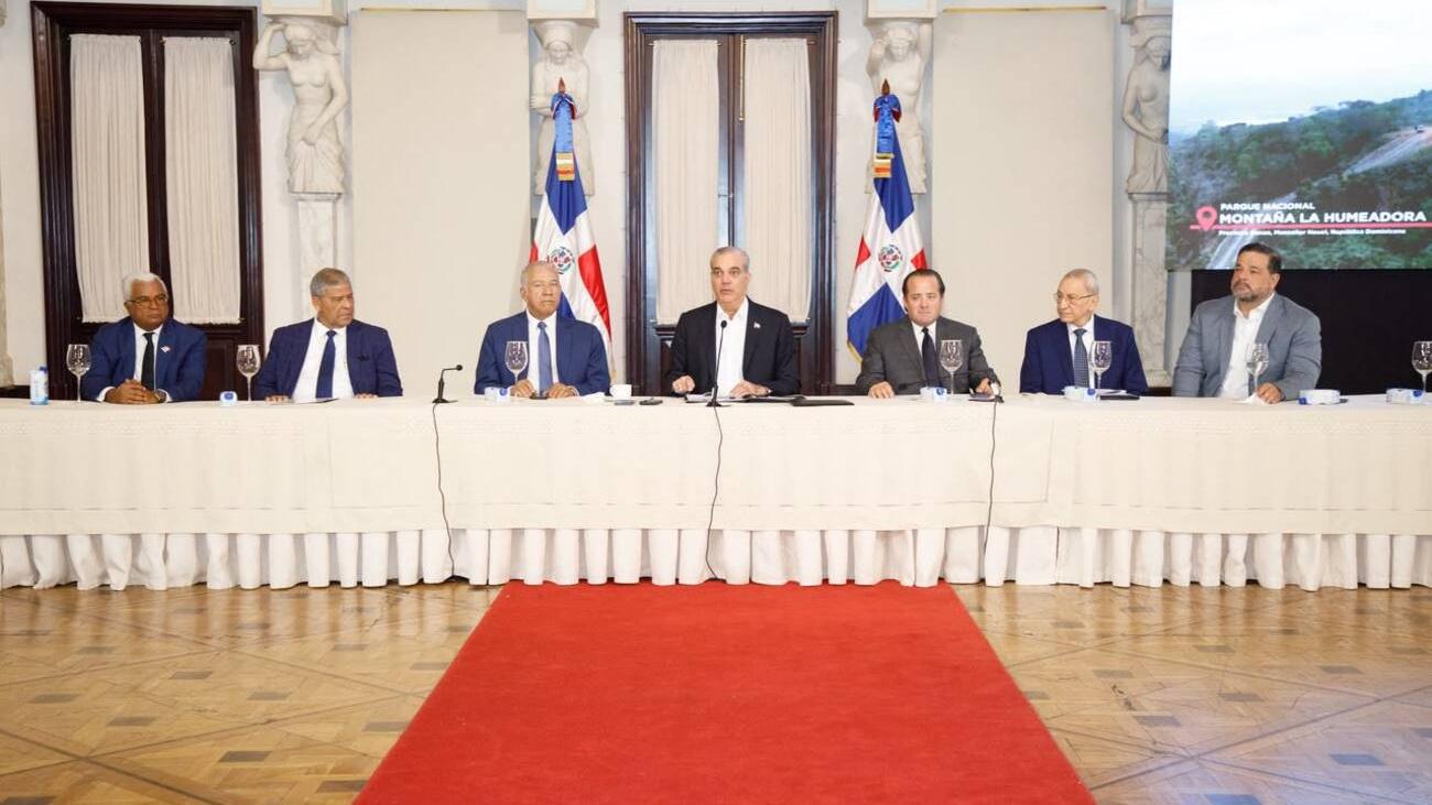 Abinader entrega al Estado los primeros títulos de Loma Novillero y Montaña La Humeadora