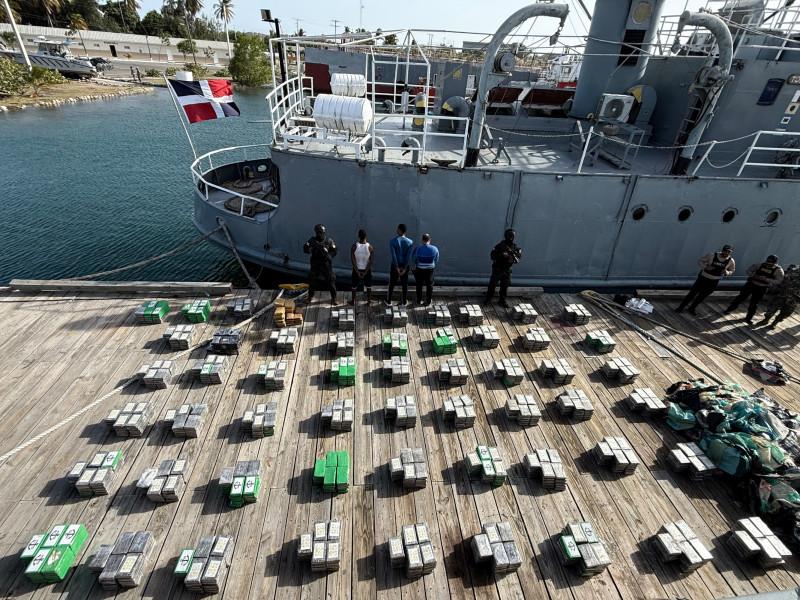 DNCD incauta 1.3 toneladas de presunta cocaína y arresta a tres dominicanos tras persecución de 15 horas