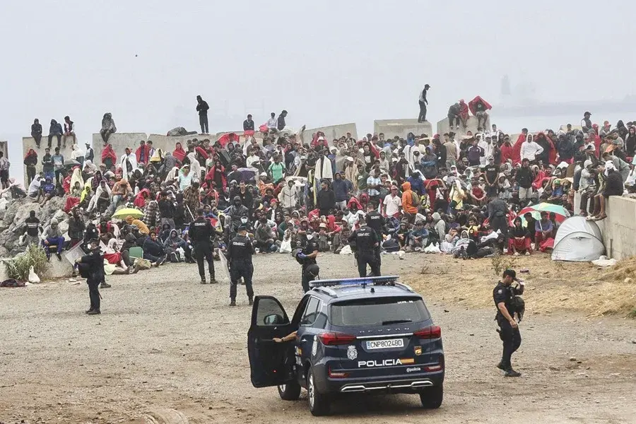 Vuelven a desalojar a más de mil migrantes de la playa de El Trampolín en Ceuta