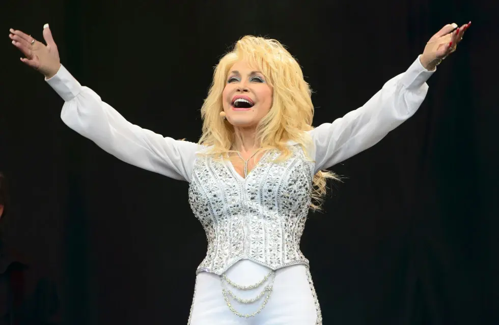 Dolly Parton convirtió su fe cristiana en un mensaje de amor y aceptación