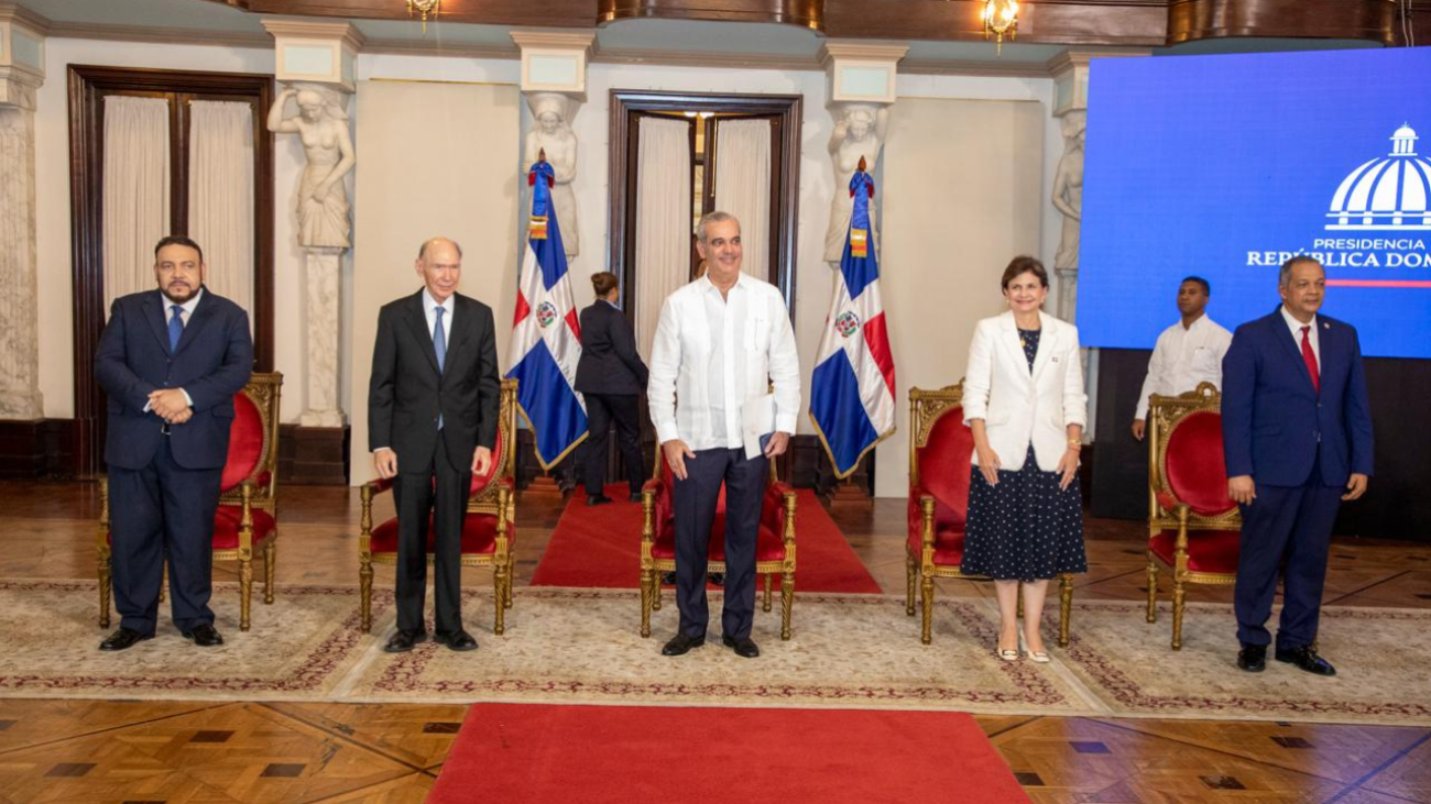 Abinader anuncia nueva sede de la Academia de la Historia y distingue a destacados historiadores dominicanos
