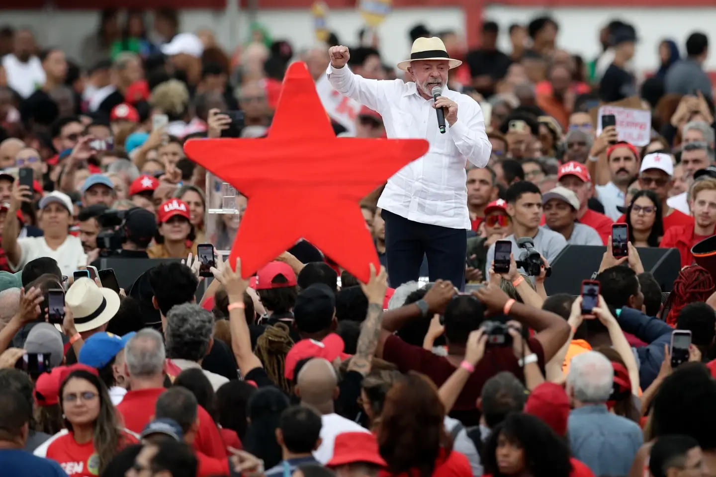 Lula y Flávio Bolsonaro trasladan su cerrada disputa electoral a la radio y la televisión