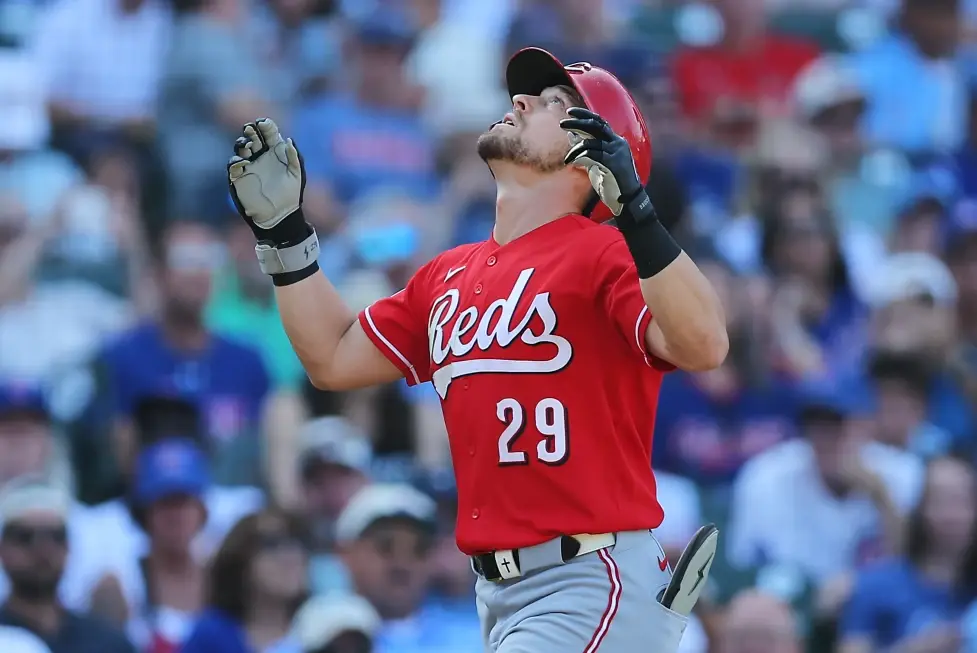 Rojos disparan cuatro jonrones y remontan para vencer 10-8 a los Cachorros