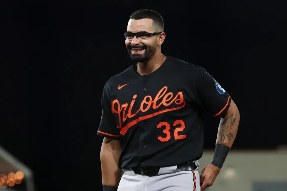Mayo y Encarnación-Strand dan triunfo a Orioles en diez entradas ante los Atléticos
