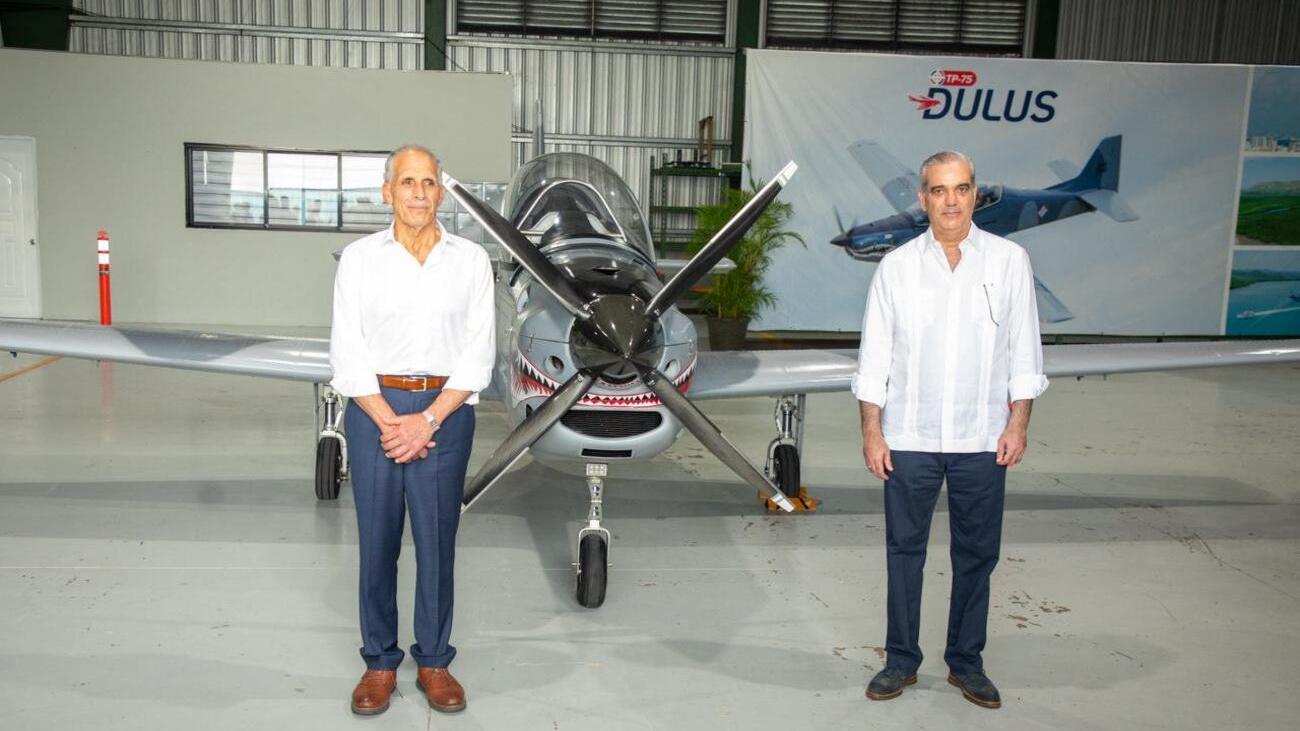 Abinader muestra a presidente de Honduras avances de la industria militar dominicana en Base Aérea de San Isidro