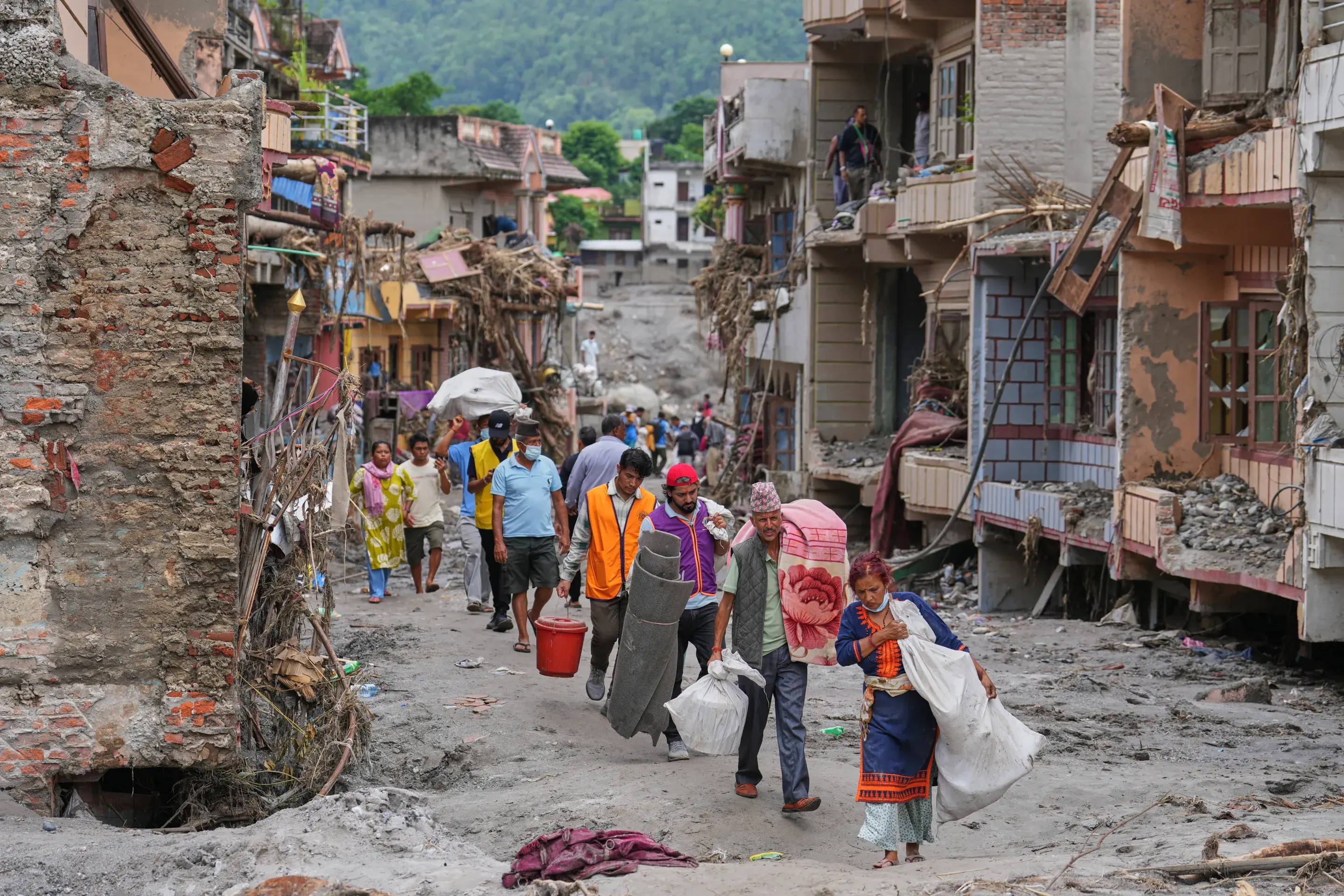 Inundaciones en Nepal y Tíbet dejan 676 muertos y casi 3.000 desaparecidos; continúa búsqueda de sobrevivientes