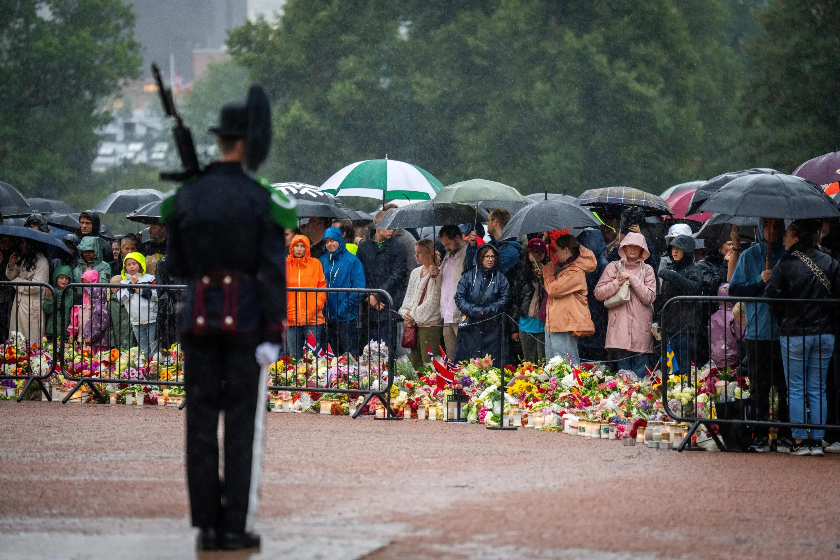 Nuevo rey Haakon VIII rinde emotivo homenaje a Harald V mientras Noruega guarda luto