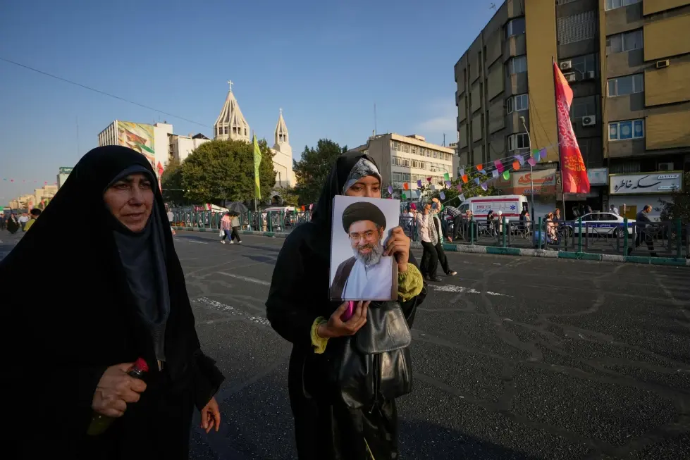 Líder supremo de Irán llama a la unidad musulmana mientras recrudece tensión militar con Estados Unidos e Israel