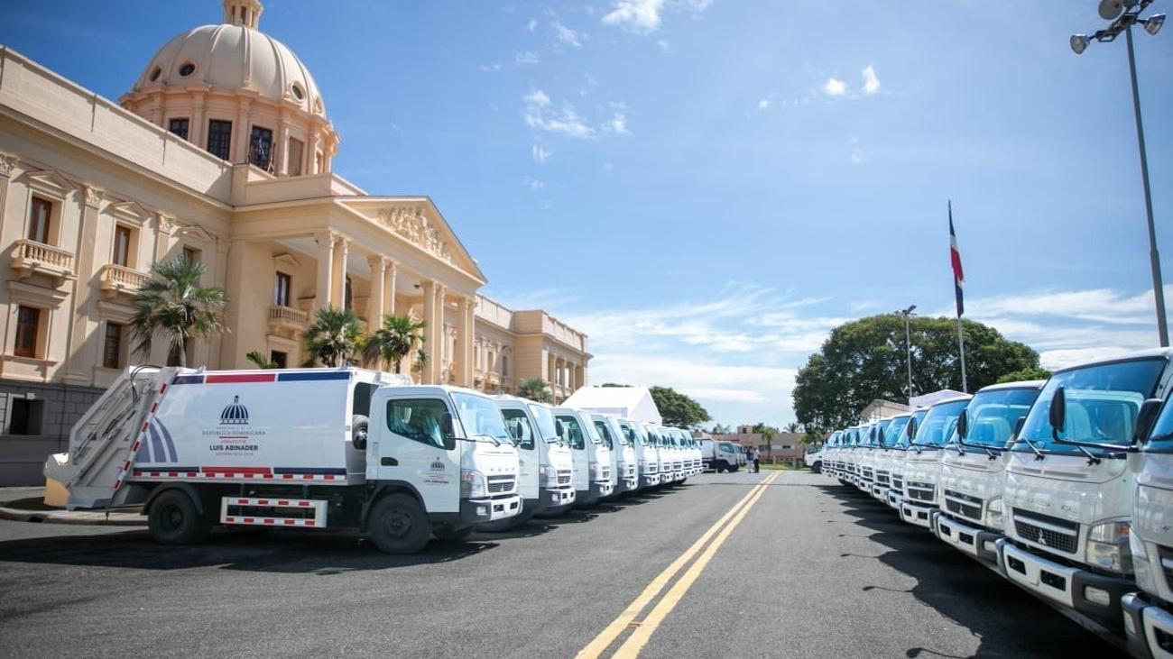 Gobierno entrega 50 camiones compactadores a municipios para reforzar recogida de residuos sólidos