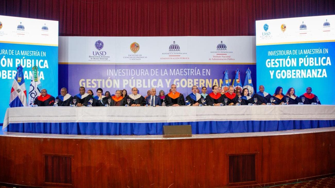 Abinader exhorta a 147 servidores públicos graduados a ejercer con ética, transparencia y honestidad