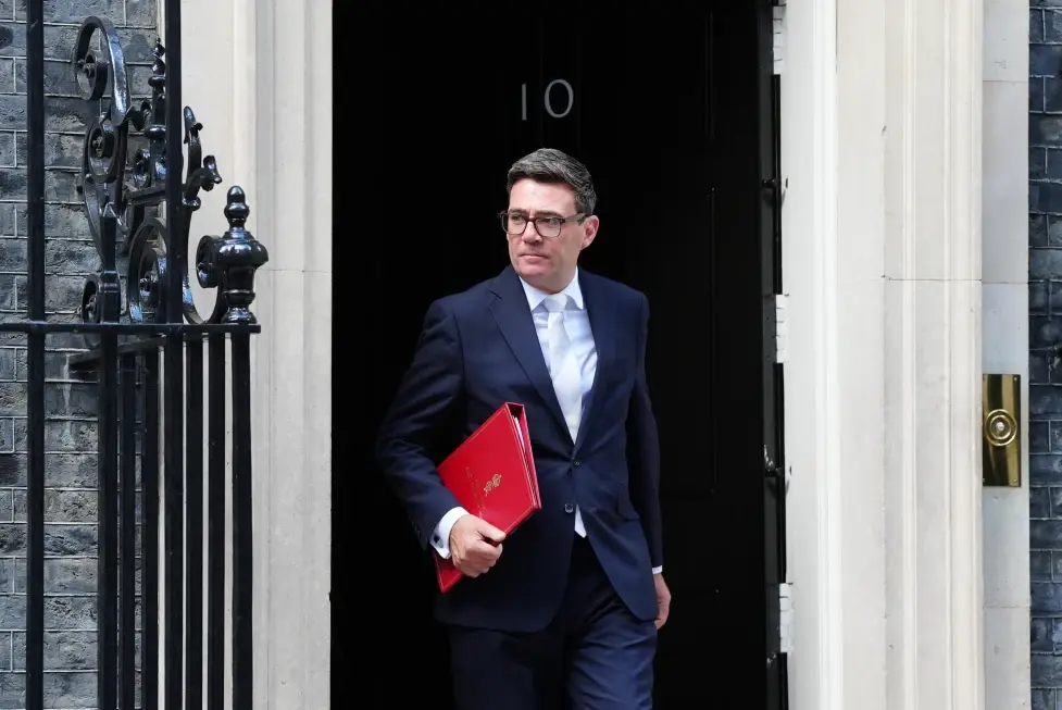 Ante la Cámara de los Comunes, Burnham promete restaurar la esperanza como líder del Reino Unido