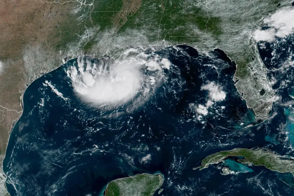 Tormenta tropical Edouard llega a costas de Texas y Luisiana tras ganar fuerza en el golfo de México