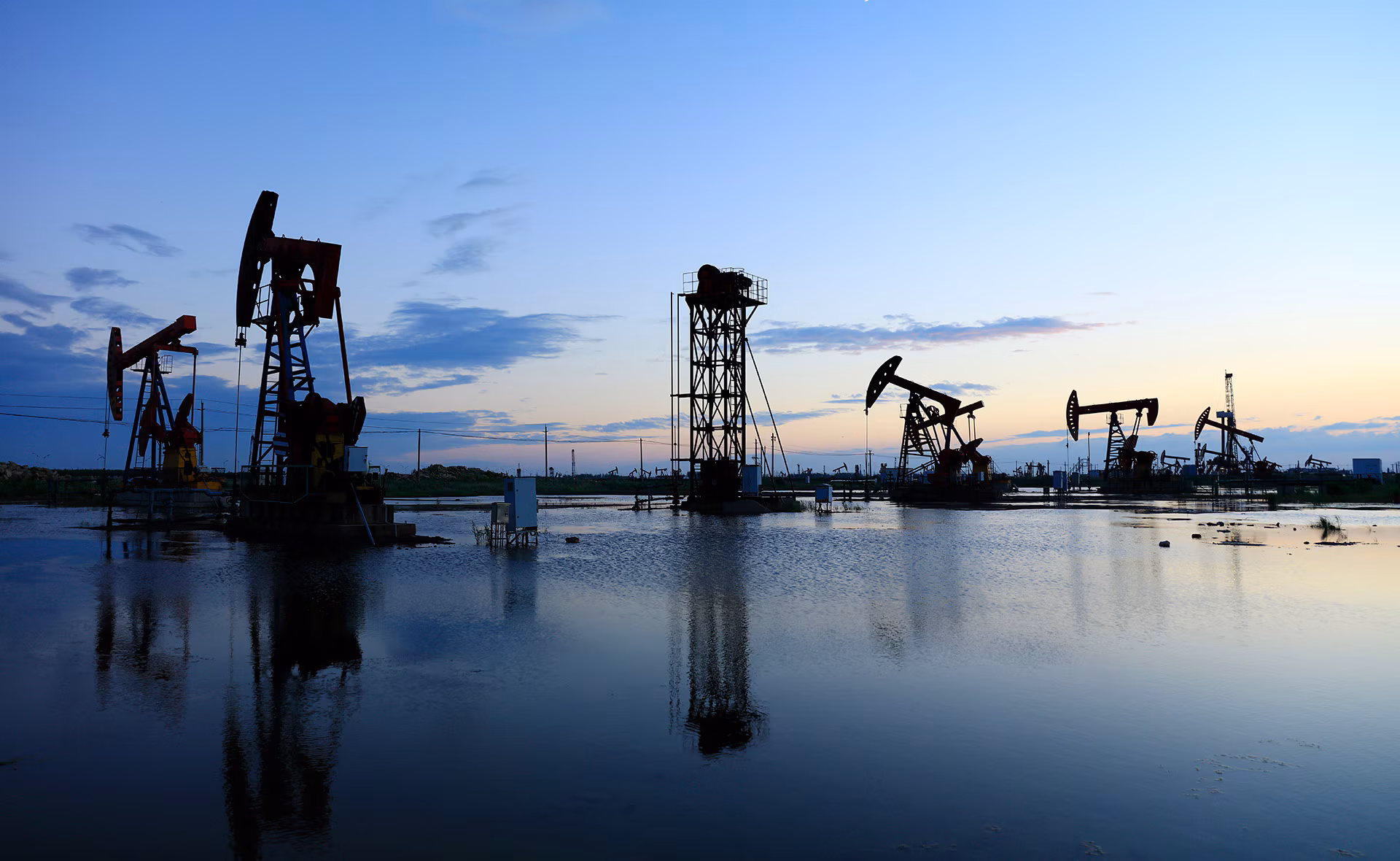 Petróleo se dispara por nuevos ataques entre Estados Unidos e Irán; el oro cae pese a la tensión