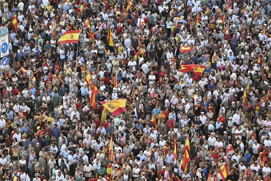 Multitudinarias concentraciones en todo el país para apoyar a Ceuta entre críticas al Gobierno