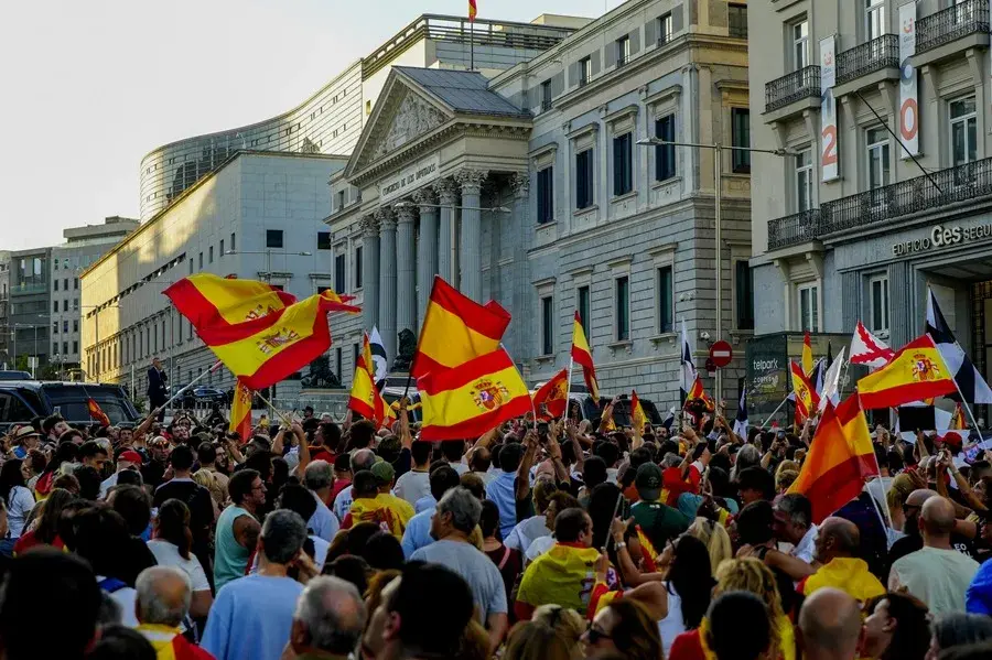 Cuatro personas detenidas y cuatro policías heridos en la concentración en Madrid en apoyo a Ceuta frente al Congreso