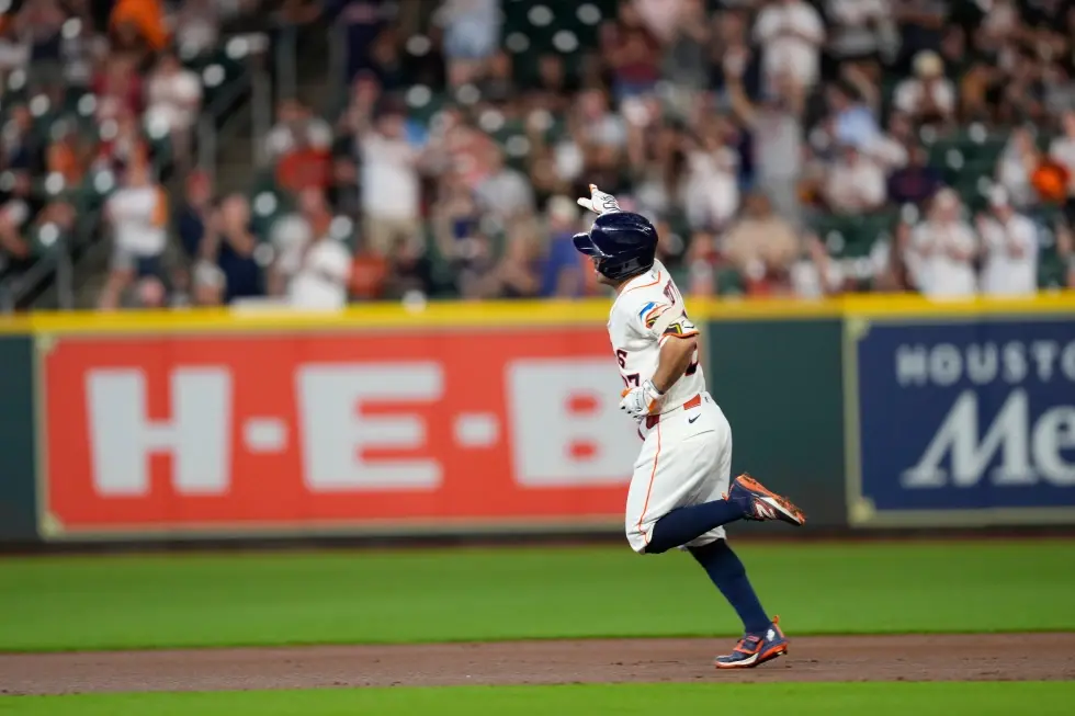 Altuve jonronea y Astros derrotan 6-2 a Medias Blancas