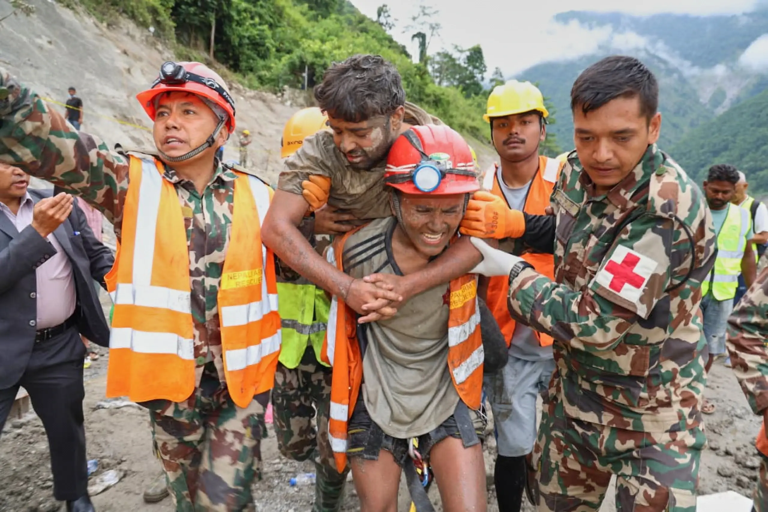 Rescatan con vida a dos trabajadores atrapados durante nueve días en túnel tras inundaciones en Nepal