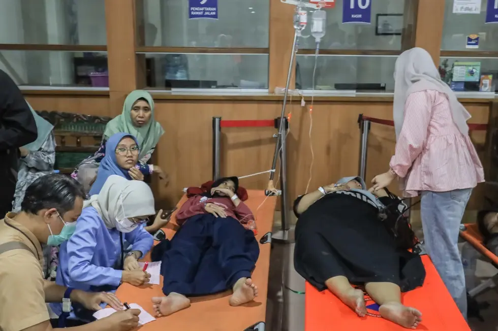 Cerca de 2,000 enferman en Indonesia por intoxicaciones vinculadas a programa de comidas gratuitas