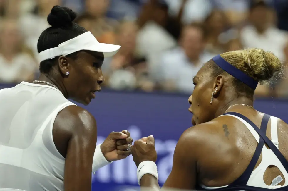 Serena y Venus Williams caen en dramático desempate durante su regreso al US Open