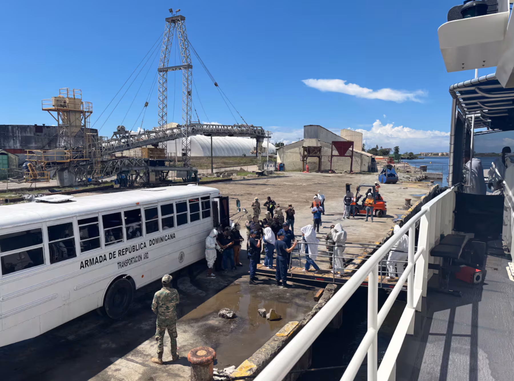 Guardia Costera intercepta a 77 migrantes dominicanos y haitianos cerca de Puerto Rico