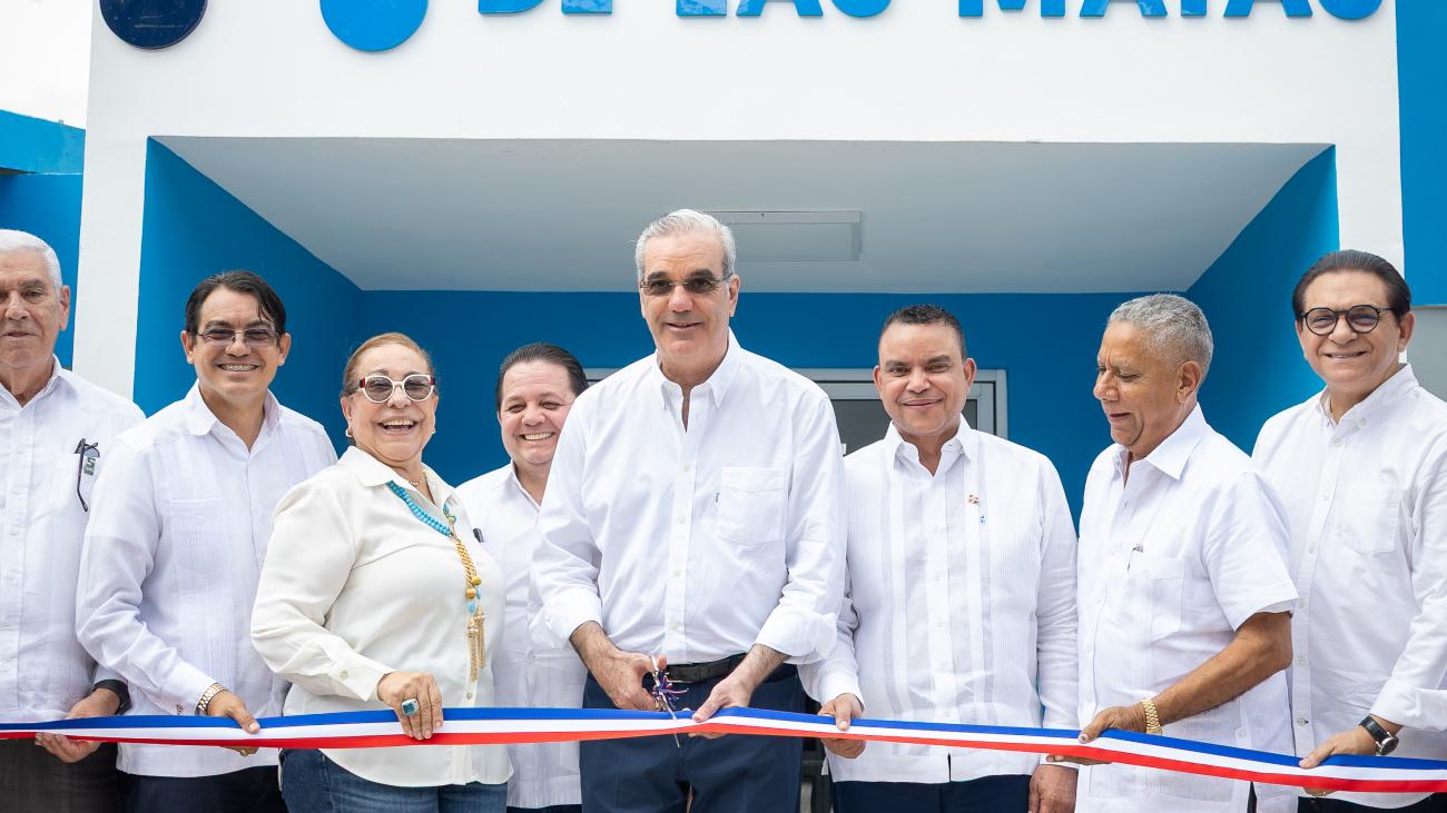 Abinader inaugura maternidad remozada en San José de las Matas y anuncia tomógrafo y ambulancias