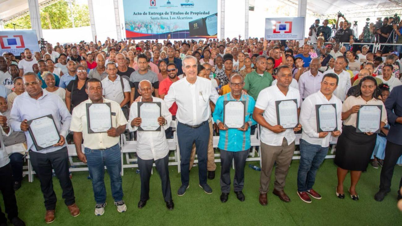 Abinader entrega 1,750 títulos de propiedad a familias de Los Alcarrizos