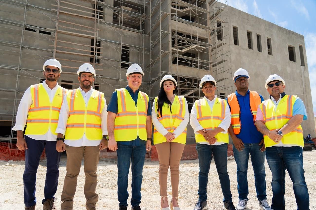 Ministro Jean Luis Rodríguez y procuradora Yeni Berenice Reynoso supervisan construcción de la Ciudad Judicial de Santo Domingo Oeste